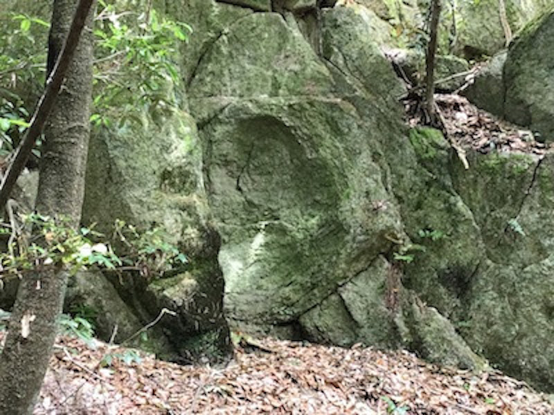 京都北白川の山中の岩窟